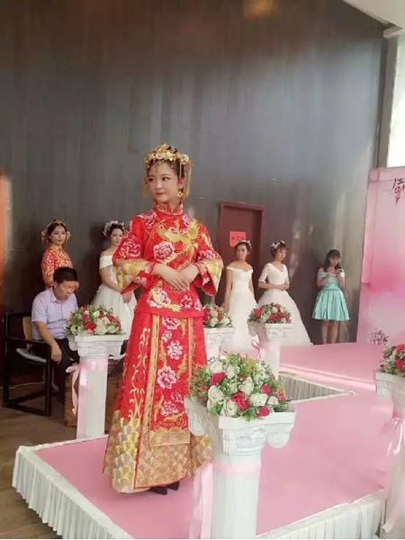 專(zhuān)業(yè)模特帶來(lái)的唯美動(dòng)人的婚紗秀