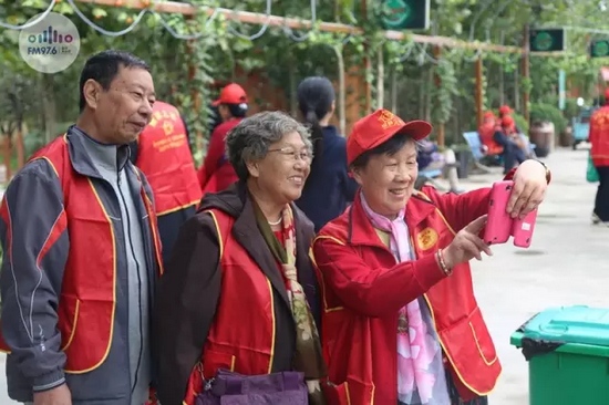 爺爺奶奶叔叔阿姨被盛運(yùn)莊園的景致吸引，紛紛拍照留影