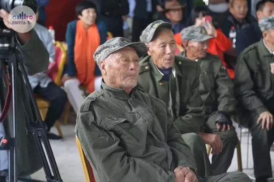 臺(tái)上展風(fēng)采，臺(tái)下笑開(kāi)懷