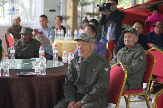 臺(tái)上展風(fēng)采，臺(tái)下笑開(kāi)懷