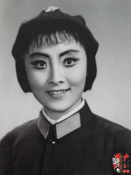 樊萍在《紅色娘子軍》中飾連長(zhǎng) 樊萍在《紅色娘子軍》中飾連長(zhǎng)