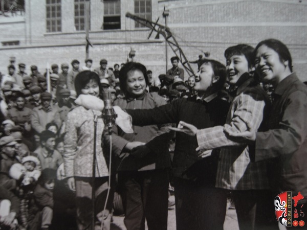 七十年代末赴天津慰問(wèn)演出《朝陽(yáng)溝》片段 七十年代末赴天津慰問(wèn)演出《朝陽(yáng)溝》片段