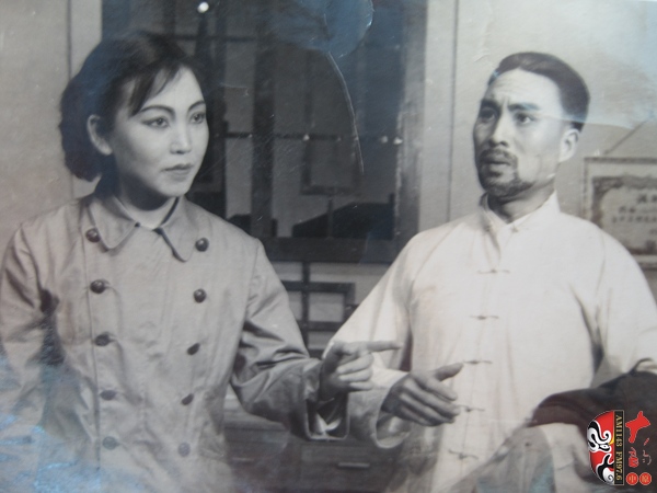 方玉蘭、杜世杰在現(xiàn)戲《在兩條戰(zhàn)線上》中