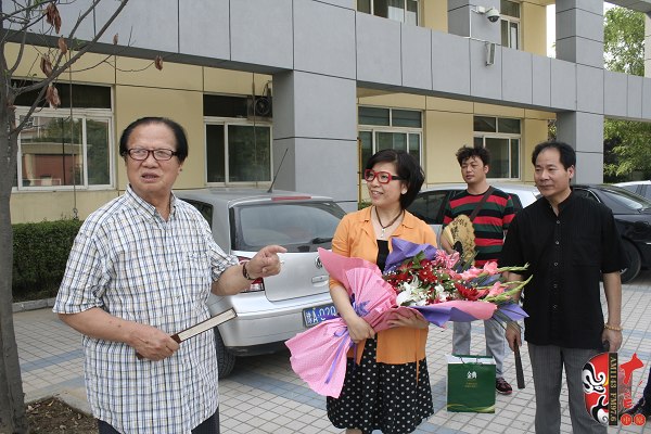  左起：著名豫劇表演藝術(shù)家賈庭聚、河南電臺戲曲廣播總監(jiān)木子、唐派再傳弟子郭志成等待看望馬云玲女士