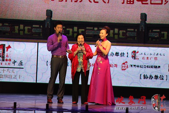 著名越調(diào)表演藝術(shù)家、越調(diào)皇后毛愛蓮（中）