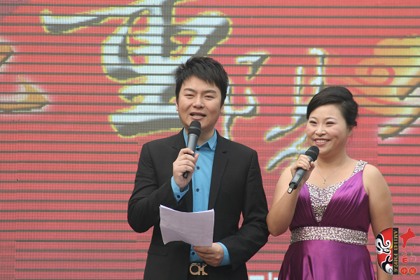 活動由著名戲曲節(jié)目主持人，河南電臺戲曲廣播當(dāng)家小生月陽（左）戲曲廣播《票友排行榜》主持人丁蘭（右）主