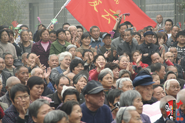 現(xiàn)場不但有敬老院的老人們，還擠滿了鄭州市的很多戲迷朋友