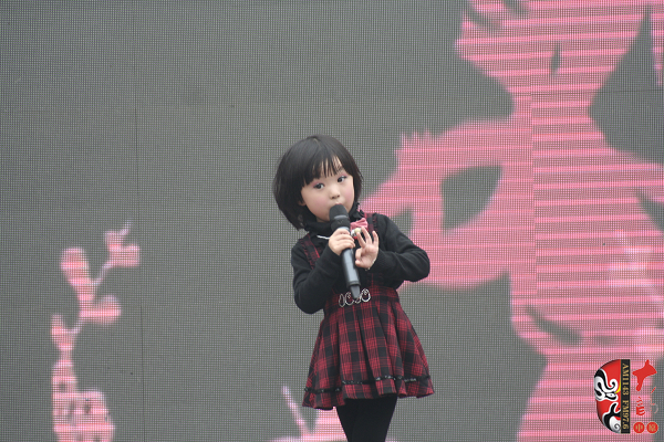 河南電視臺《梨園春》明星小擂主、河南軒逸少兒藝術(shù)培訓(xùn)中心張楚怡演唱豫劇《抬花轎》選段“從今后不當(dāng)那老