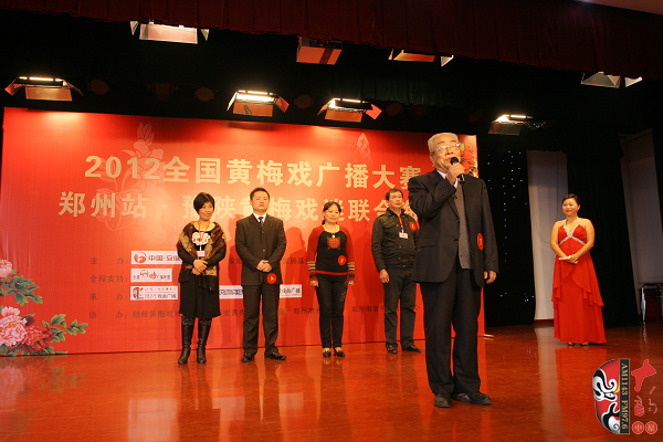 選手五人一組上臺(tái)表演，臺(tái)上為第一組選手