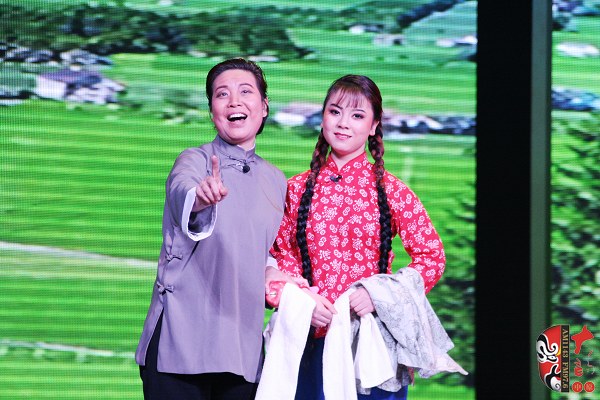 第九場，河南電臺戲曲廣播總監(jiān)木子（左）飾栓保娘，素雅青年豫劇團(tuán)劉帥毅（右）飾銀環(huán)