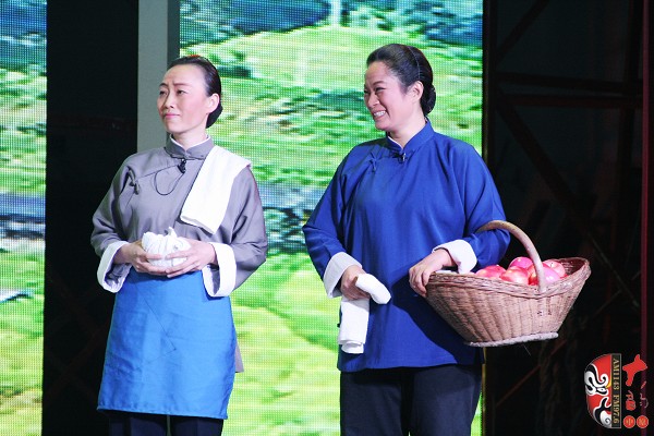 第七場，河南電臺戲曲廣播副總監(jiān)、中國播音主持金話筒獎獲得者張彤（左）飾栓保娘