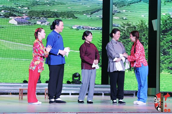 著名戲曲節(jié)目主持人、河南電臺戲曲廣播當(dāng)家小生月陽（左二）反串飾演二大娘