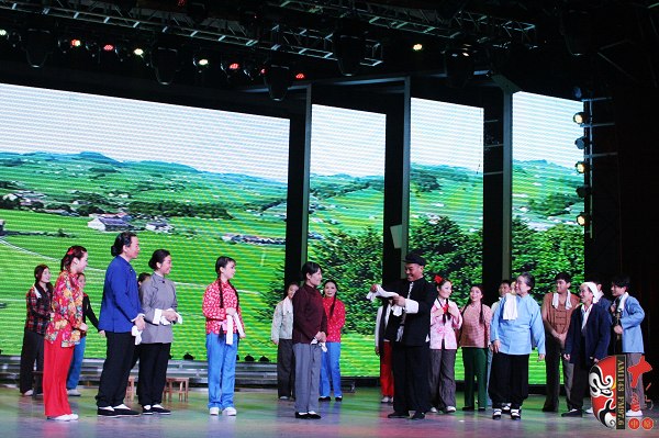 眾鄉(xiāng)親場面——包含河南電臺戲曲廣播主持人，專業(yè)戲曲演員、戲曲票友，河南電臺戲曲廣播聽眾