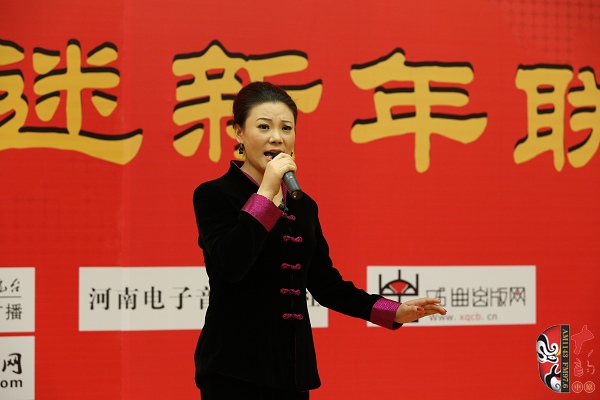 戲曲廣播主持人王唯、曉琴、丁蘭、李鋮及鄭州市曲劇團(tuán)優(yōu)秀演員張娜共同表演的小品《賣鞋》