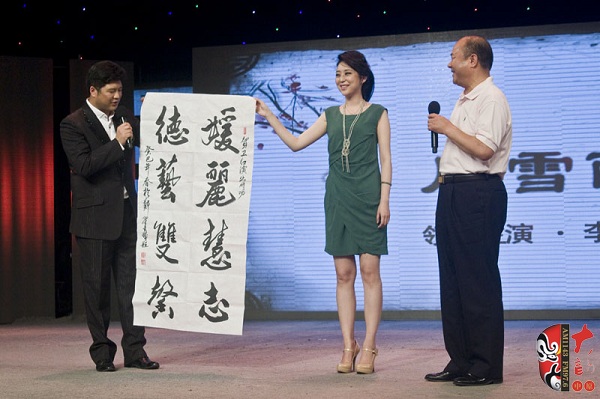 美國商會(huì)河南分會(huì)會(huì)長、豫劇名票翟金城先生親自揮毫增字祝賀并當(dāng)場(chǎng)即興演出