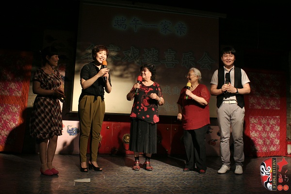 戲曲廣播總監(jiān)木子、豫劇表演藝術(shù)家楊華瑞、高潔、戲曲廣播當(dāng)家小生月陽(yáng)、票友張華合作表演《朝陽(yáng)溝》選段