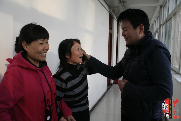  著名戲曲節(jié)目主持人、河南電臺(tái)戲曲廣播當(dāng)家小生月陽在排練現(xiàn)場連線直播間并采訪劇目主要演員