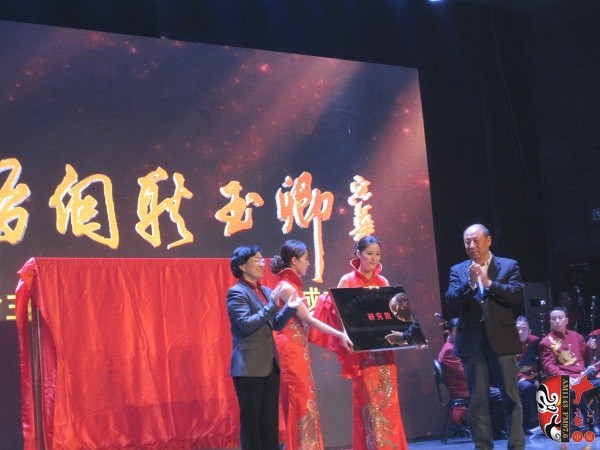 省委組織部副部長、人力資源和社會保障廳廳長楊盛道，省文化廳廳長楊麗萍為玉卿戲曲音樂藝術研究院揭牌