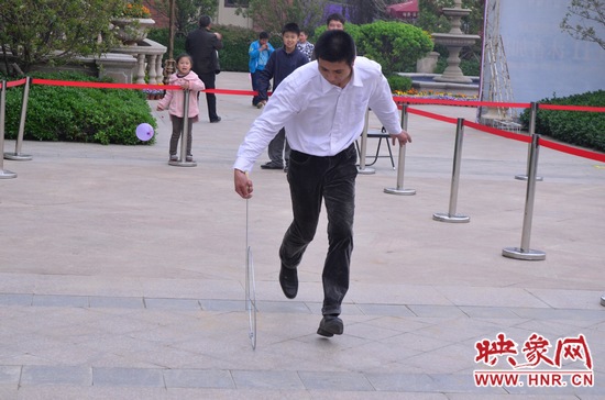 說是比賽，其實(shí)就是活力的釋放，就是開心的海洋，丟沙包、踢毽子、三人四足、滾鐵環(huán)等項(xiàng)目