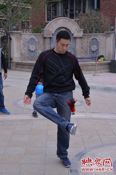 說是比賽，其實(shí)就是活力的釋放，就是開心的海洋，丟沙包、踢毽子、三人四足、滾鐵環(huán)等項(xiàng)目