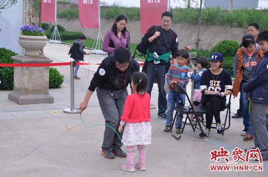 當(dāng)然啦，也有小天使現(xiàn)場跟爸比罷工的，就是不跳，弄的爸爸也哭笑不得。