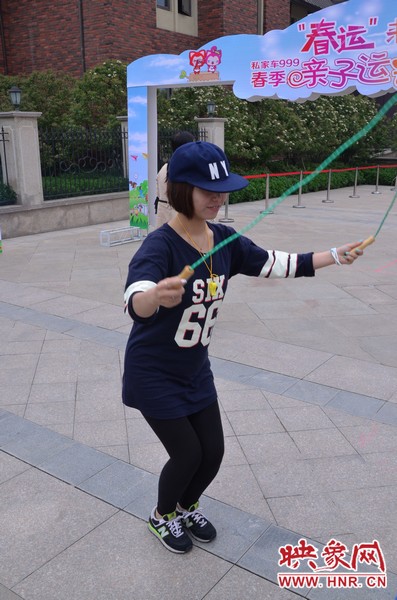 小麥也是現(xiàn)場玩起了跳繩，技術(shù)不錯(cuò)嘛！