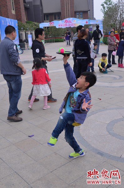 小弟弟，你玩?zhèn)€托球不用這么夸張吧，哈哈！