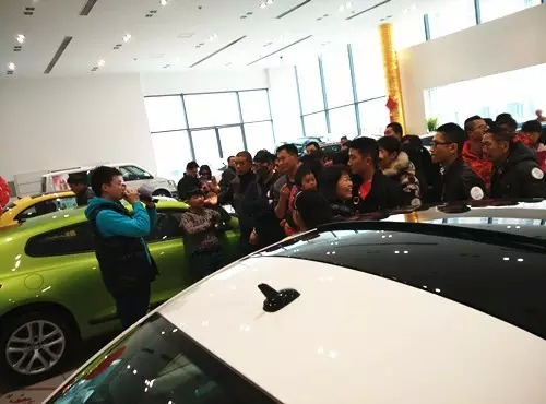 現(xiàn)場(chǎng)活動(dòng)由私家車(chē)廣播《999車(chē)生活》主播飛揚(yáng)、佳雨主持，新年呵護(hù)，溫暖你一路。