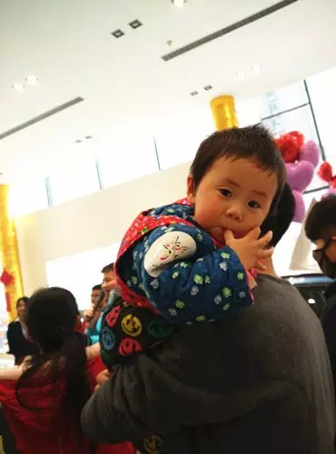 小朋友雖然你骨骼清奇，但是米、油你照樣拎不動(dòng)啊，還是乖乖的油卡拿好吧。