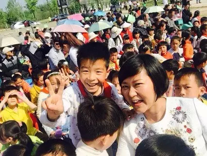 現(xiàn)場(chǎng)看來，陶真姐姐更是倍受孩子們的歡迎！