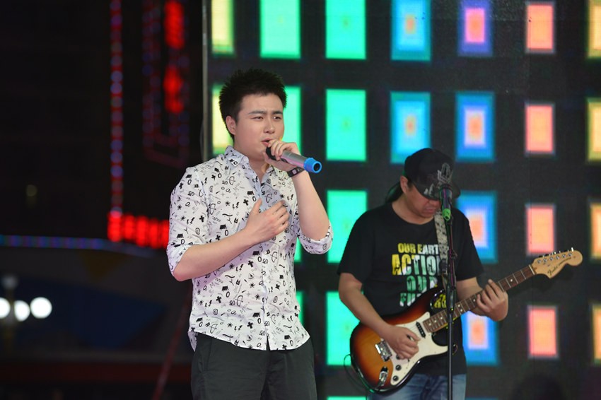 首先出場的是主播佳雨，一首《李白》，瞬間將現(xiàn)場的火熱氣氛點著。