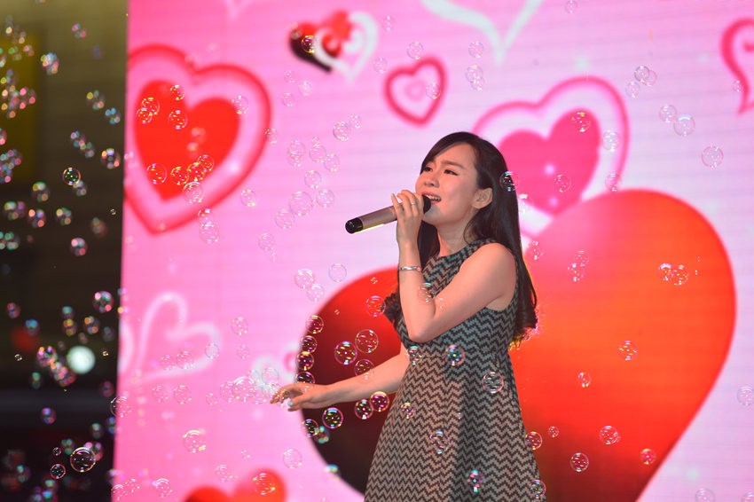 夢茹選擇了走溫情路線，《至少還有你》唱的是深情款款。