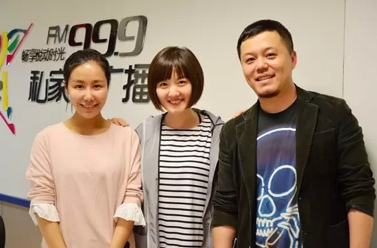 跟兩位女神在一起，莫非你知道你此刻有多招小編嫉恨？