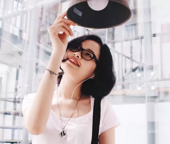 當(dāng)然，怎么能少的了美女出鏡？