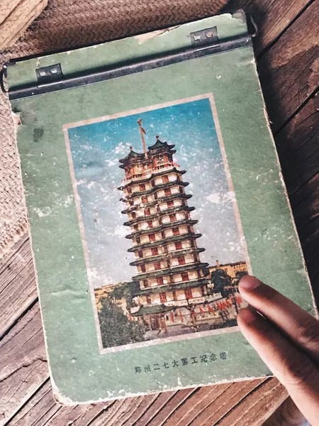 我們撫摸著鄭州的歷史，從中了解它的厚度。