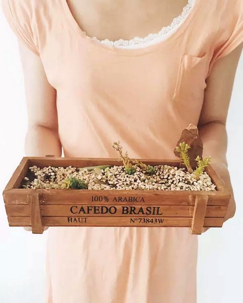 我們同時也在撫摸著希望，從中了解鄭州的生命張力。