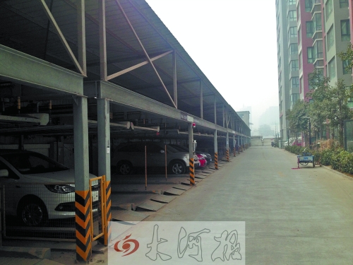 中原區(qū)新禧園小區(qū)，靠著圍墻的空地，建成兩層立體車庫。