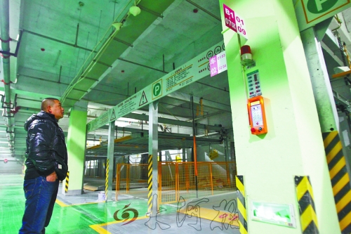 翰林世家小區(qū)的地下車庫，一層改造成兩層，可多停放50輛車。