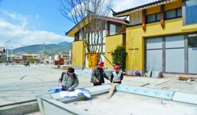 　　別墅工地，工人正在施工。