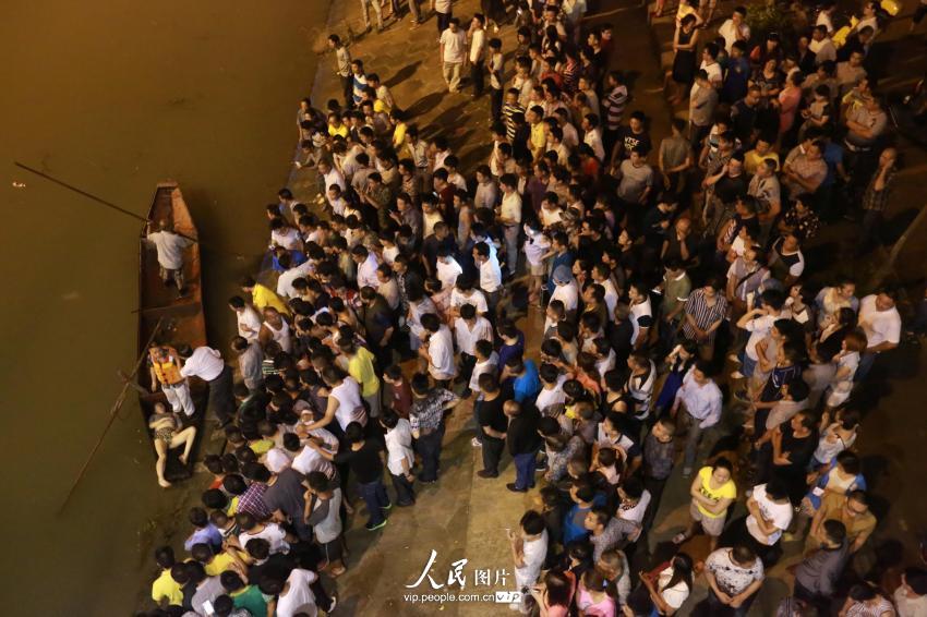 6月4日晚，湖南省婁底市二大橋跳河自殺的女子遺體被打撈上來。