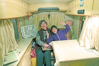  天黑了，外面風(fēng)雨交加而董怡汶坐在溫暖的房車?yán)铩? oldsrc=