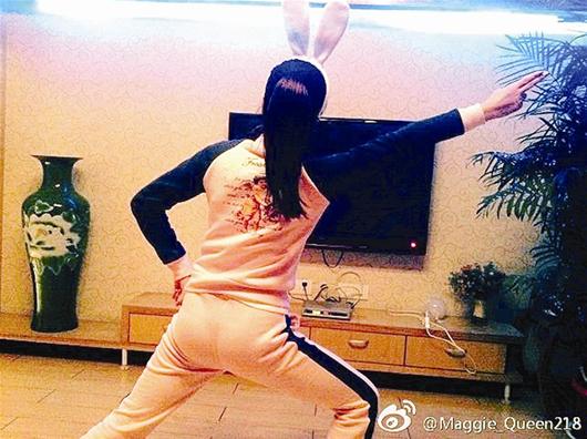 艦載機(jī)起飛手勢(shì)引發(fā)模仿熱潮 艦載機(jī)起飛手勢(shì)引發(fā)模仿熱潮