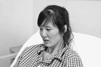 郭萍先做完手術(shù)的左腳剛剛拆線，但還打著石膏，鋼釘也尚未取出