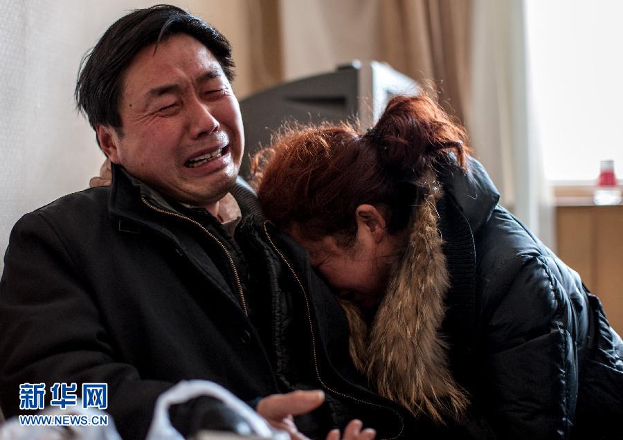 2月5日，遇難大學(xué)生郭培（化名）的父母抱頭痛哭。