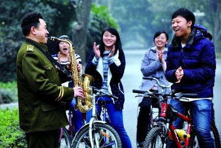 自學三種樂器，大學保安哥夢想開音樂會