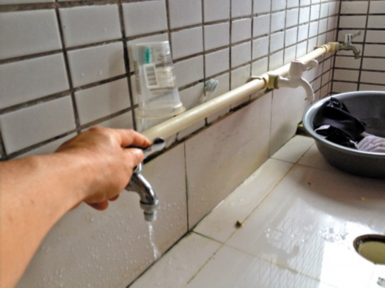 宿舍沒水學(xué)生接雨水洗澡？學(xué)校稱是學(xué)生惡作劇