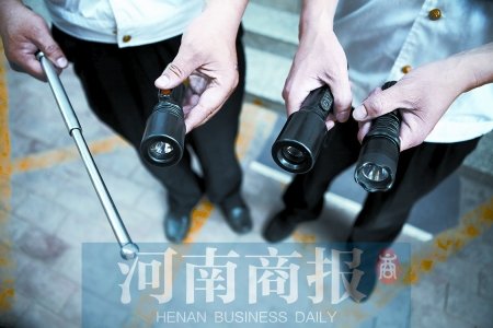 鄭州8名小學(xué)生持警棍、電擊槍街頭“火拼”