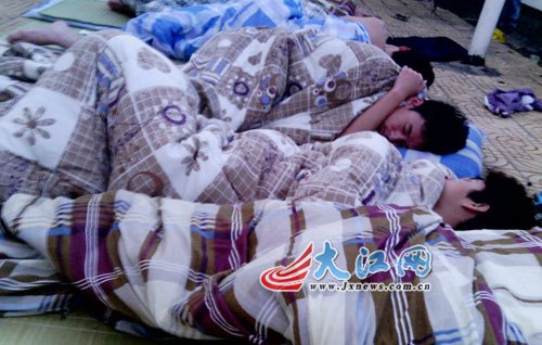 南昌天氣進(jìn)入“烘烤”模式 學(xué)子樓頂打地鋪?zhàn)呒t 南昌天氣進(jìn)入“烘烤”模式 學(xué)子樓頂打地鋪?zhàn)呒t