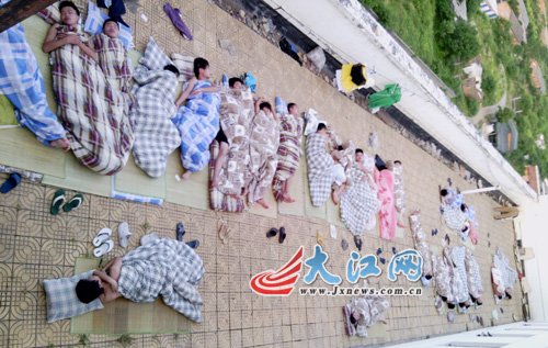 南昌天氣進(jìn)入“烘烤”模式 學(xué)子樓頂打地鋪?zhàn)呒t 南昌天氣進(jìn)入“烘烤”模式 學(xué)子樓頂打地鋪?zhàn)呒t