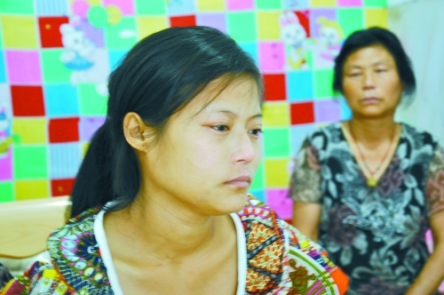 王學(xué)鳳望著女兒，一言不發(fā)